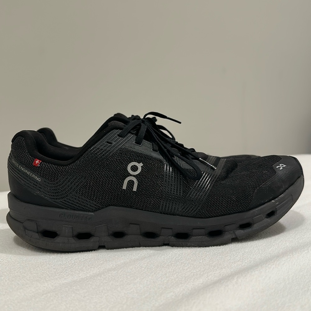 ONCLOUD GO sneakers moderately used size 12.5